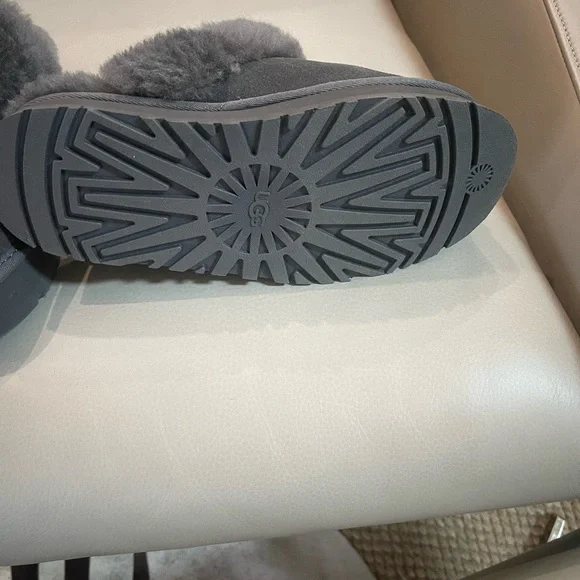 Gray brand new Ugg platform slippers - Picture 4 of 4